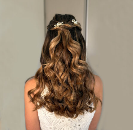 Stylische Brautfrisur mit lWellen und Haar-Accessoire – gestylt von Valentina Buchenau aus Ingolstadt, Make-up Artist & Hairstyling