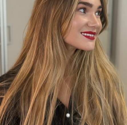 Classic Glam Make-up mit rotem Lippenstift und natürlichem Glow