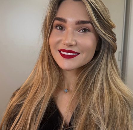 Classic Glam Make-up mit rotem Lippenstift und natürlichem Glow